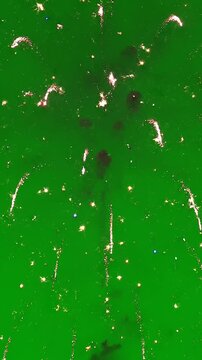 Explosi&oacute;n de fuegos artificiales multicolores sobre fondo verde chroma key. Efectos luminosos de alta calidad ideales para edici&oacute;n de v&iacute;deo, composiciones VFX y celebraciones.