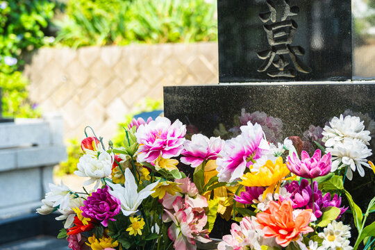 お墓参りとお供えの鮮やかな仏花