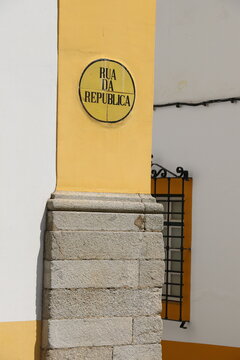Fa&ccedil;ade jaune embl&eacute;matique dans une rue historique du centre ancien d'&Eacute;vora