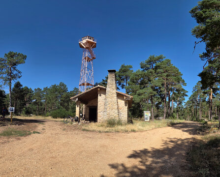 Refugio de la Torreta o de Valsalobre , se encuentra en plena Serrezuela de Valsalobre ya en el provincia de Cuenca y calificada como Monumento Natural. Refugio de Valsalobre