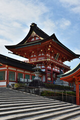 Fototapeta premium 伏見稲荷大社 側面からの楼門 (京都市伏見区)