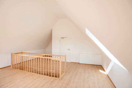 Eine leere Dachgeschosswohnung zum Vermieten