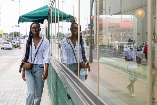 urban fashion. shopping concept. Black teenage girl with an Afro braid hairstyle walking