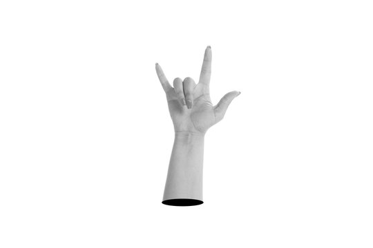 Una mano de mujer haciendo el gesto de rock and roll sobre un fondo banco aislado. Vista de frente y de cerca. Copy space