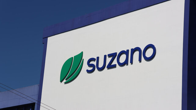 Fachada corporativa com a marca Suzano em destaque sobre parede branca de unidade empresarial localizada em Suzano, S&atilde;o Paulo, Brasil, registrada em 10 de agosto de 2026.