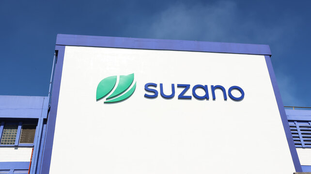 Fachada de edif&iacute;cio da Suzano com logomarca em destaque, representando presen&ccedil;a industrial, produ&ccedil;&atilde;o e identidade empresarial em Suzano, SP, em 26 de julho de 2026.