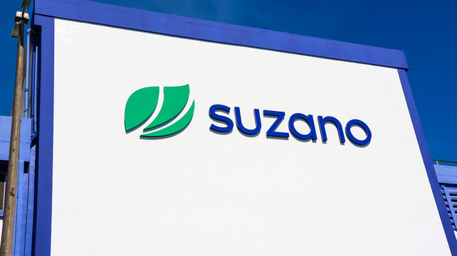 Fachada de pr&eacute;dio da Suzano com logomarca em destaque, representando presen&ccedil;a industrial, produ&ccedil;&atilde;o e identidade empresarial em Suzano, SP, em 20 de julho de 2026.