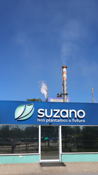 Fachada industrial da Suzano com identidade visual, chamin&eacute; e emiss&atilde;o de vapor em &aacute;rea fabril. Suzano, SP, 20 de julho de 2026.