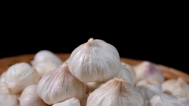 Dried garlic used as a cooking ingredient. Aromatic and flavorful garlic suitable for seasoning, food preparation, and culinary applications. Ideal for healthy food, spices, and kitchen concepts.