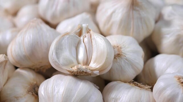 Dried garlic used as a cooking ingredient. Aromatic and flavorful garlic suitable for seasoning, food preparation, and culinary applications. Ideal for healthy food, spices, and kitchen concepts.