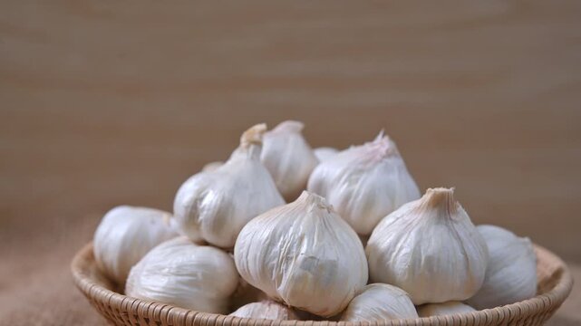 Dried garlic used as a cooking ingredient. Aromatic and flavorful garlic suitable for seasoning, food preparation, and culinary applications. Ideal for healthy food, spices, and kitchen concepts.