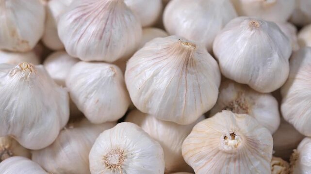 Dried garlic used as a cooking ingredient. Aromatic and flavorful garlic suitable for seasoning, food preparation, and culinary applications. Ideal for healthy food, spices, and kitchen concepts.