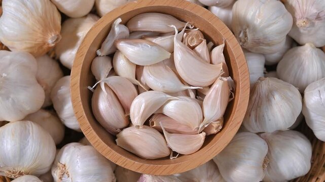 Dried garlic used as a cooking ingredient. Aromatic and flavorful garlic suitable for seasoning, food preparation, and culinary applications. Ideal for healthy food, spices, and kitchen concepts.