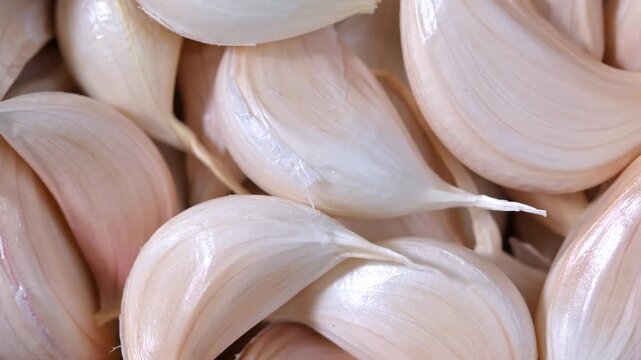 Dried garlic used as a cooking ingredient. Aromatic and flavorful garlic suitable for seasoning, food preparation, and culinary applications. Ideal for healthy food, spices, and kitchen concepts.
