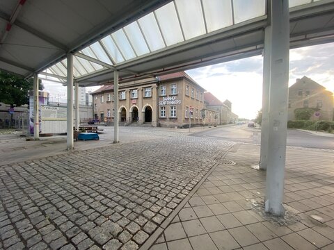 Historisches Empfangsgeb&auml;ude des Bahnhofs Senftenberg mit Busbahnhof und Bahnhofsvorplatz in Senftenberg, Brandenburg, Deutschland. Bedeutender Umsteigepunkt f&uuml;r Bahn- und Busverkehr. Nur f&uuml;r redaktio
