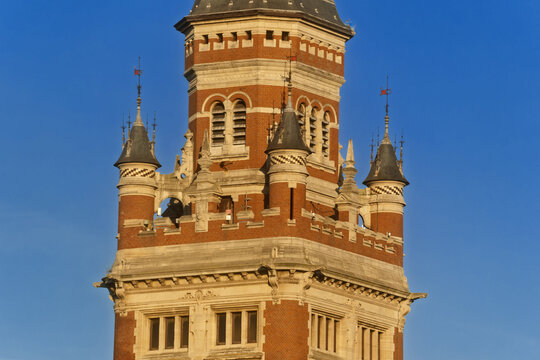 Dunkirk Town Hall., It&rsquo;s the city&rsquo;s emblematic neo‑Flemish landmark, known for its tall clock tower, red brick fa&ccedil;ade, and ornate carved detailing.

