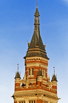 Dunkirk Town Hall., It&rsquo;s the city&rsquo;s emblematic neo‑Flemish landmark, known for its tall clock tower, red brick fa&ccedil;ade, and ornate carved detailing.