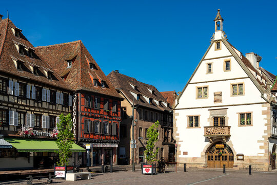 Kornhalle und Fachwerkh&auml;user in Obernai im elsass