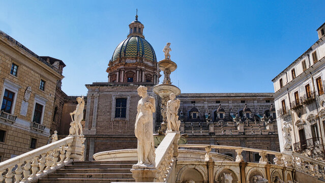 Brunnen Fontana Pretoria und im Hintergrund die Kuppel der Kirche San Giuseppe dei Teatini in Palermo, Sizilien