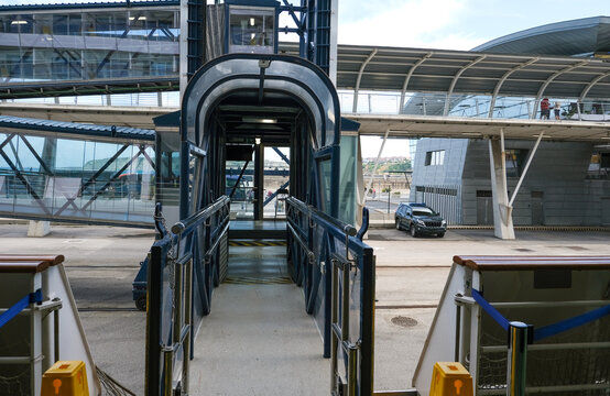 Gangway zu den Kreuzfahrtschiffen am Hafenterminal von Getxo, dem Hafen von Bilbao, im Baskenland in Nordspanien