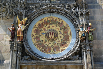 Obraz premium Decorative zodiac calendar disk of the Prague astronomical clock with carved statues on the historic tower facade for heritage background