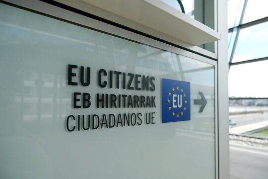 Mehrsprachiges Hinweisschild mit der Aufschrift &bdquo;EU Citizens&ldquo; in Englisch, Baskisch und Spanisch sowie Europaflagge und Richtungspfeil am Kreuzfahrtterminal im Hafen von Getxo bei Bilbao, Spanien