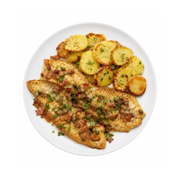 Hamburger Pannfisch auf wei&szlig;em Teller, freigestellt. Gebratenes Fischfilet mit Speck, Kapern und Bratkartoffeln in appetitlicher Draufsicht, isoliert auf hellem Hintergrund.