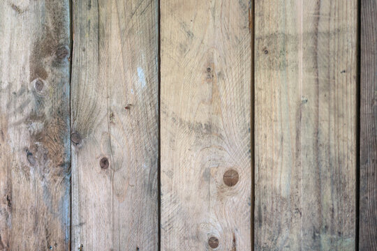 Feine Strukturen an Holzverkleidung der Gartenlaube im Schatten mit Licht