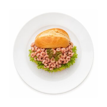 Krabbenbr&ouml;tchen auf wei&szlig;em Teller, freigestellt. Norddeutscher Imbiss mit Nordseekrabben, Salat und Dill im knusprigen Br&ouml;tchen, von oben auf hellem Hintergrund.