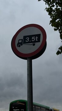 speed limit sign Road sign with 3.5 ton weight limit