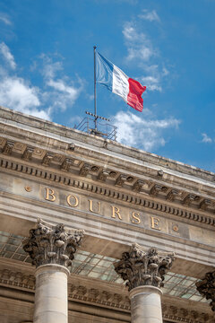 Paris, France - 20 juillet 2026: Fa&ccedil;ade du Palais Brongniart, &eacute;galement connu sous le nom de Palais de la Bourse, ancien si&egrave;ge de la bourse de Paris. Concept de march&eacute;s financiers en France