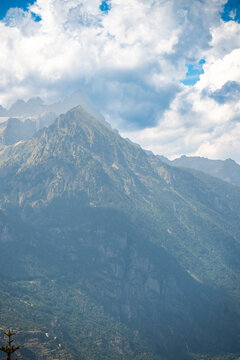 Le Chavalard, sommet montagneux majestueux sous un ciel nuageux dramatique
Vue panoramique d'une montagne rocheuse imposante se d&eacute;tachant sur un ciel bleu azur rempli de nuages cumulus denses et dram