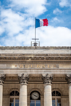 Paris, France - 20 juillet 2026: Fa&ccedil;ade du Palais Brongniart, &eacute;galement connu sous le nom de Palais de la Bourse, ancien si&egrave;ge de la bourse de Paris. Concept de march&eacute;s financiers en France