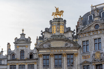Obraz premium Patrimoine de la Grand-Place de Bruxelles : La Maison des Brasseurs (Anno 1698) et ses sculptures