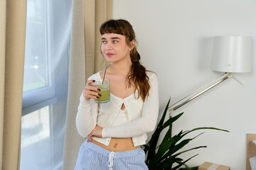 Obraz premium Enjoying matcha in casual comfort at home on a sunny day