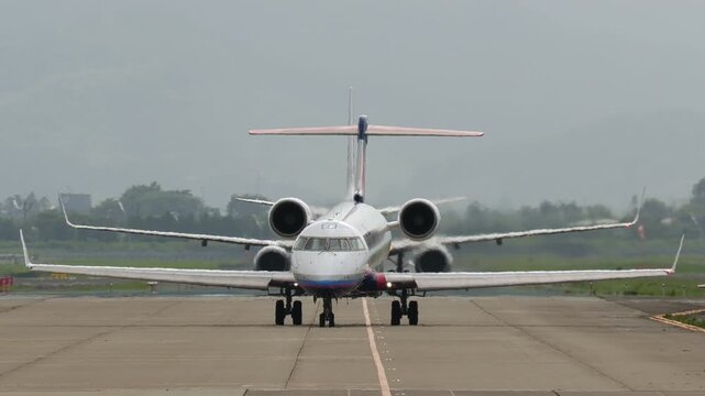 地上を走行する旅客機 仙台空港 A passenger aircraft taxiing on the ground at Sendai Airport.