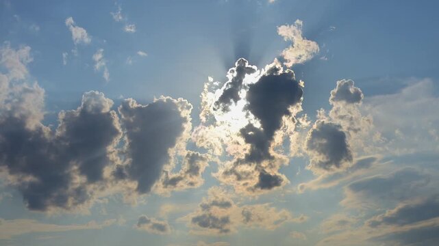 Dramatischer Himmel mit Wolken und Sonnenstrahlen durchdringen die Wolken, Sommer, Miltenberg, Spessart, Bayern, Deutschland
