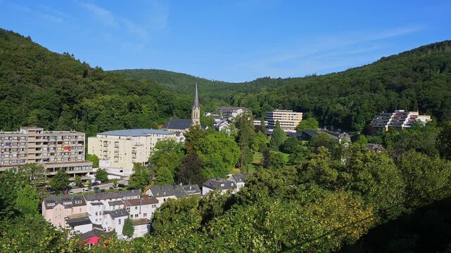 Eine kleine Stadt mit einer Kirche und vielen gr&uuml;nen W&auml;ldern umgeben, Schlangenbad, Heilbad, Taunus, Rheingau-Taunus-Kreis, Hessen, Deutschland 