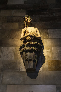 High-quality interior photography of the famous St. Stephen's Cathedral, a prime tourist landmark in Vienna, Austria, featuring majestic medieval architecture and an altar.