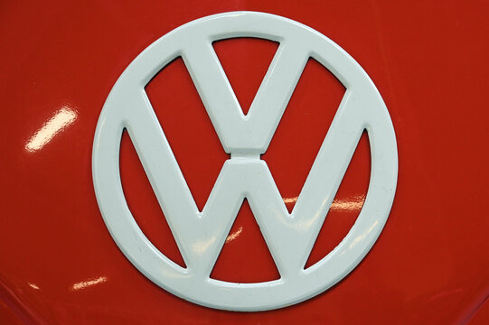 F&uuml;nen, D&auml;nemark - Juli 12, 2026: Wei&szlig;es des Volkswagenemblem auf roter Motorhaube