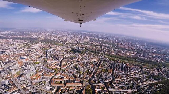 Zeppelin dreht &uuml;ber der M&uuml;nchner Altstadt Richtung Isar