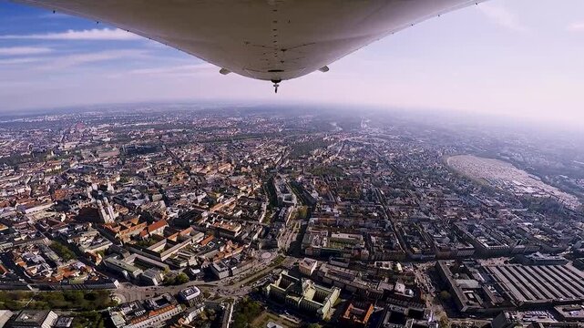 Zeppelinflug &uuml;ber Frauenkirche, Marienplatz und Maxvorstadt