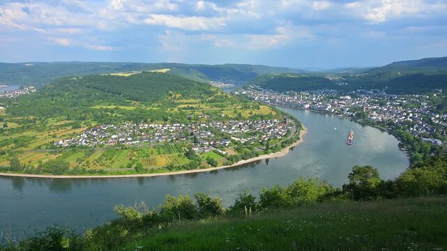 Fluss bildet eine Schleife um ein Dorf in einer sommerlichen Berglandschaft, Rheinschleife, Rhein, Boppard, Rheingau, Hessen, Deutschland