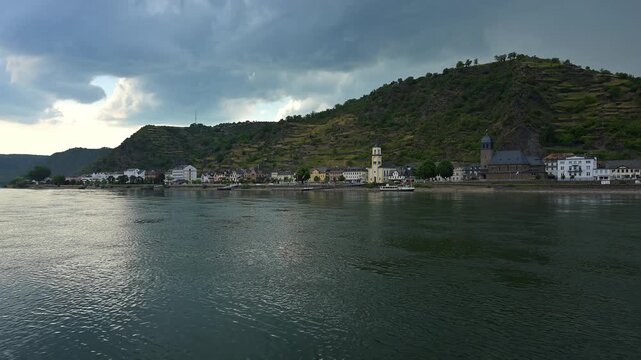 Eine Stadt am Fluss mit Burg Katz auf einem H&uuml;gel und bew&ouml;lktem blauem Himmel, St. Goarhausen, Rhein, Rheingau, Hessen, Deutschland