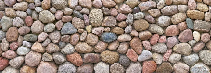 Breite Mauer aus großen, verschiedenfarbigen Kieselsteinen - mit Spinnweben in den Zwischenräumen © Robert Schneider