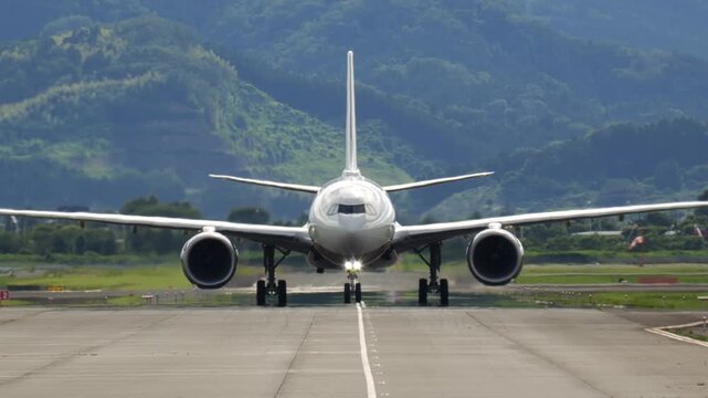 地上を走行する旅客機 仙台空港 A passenger aircraft taxiing on the ground at Sendai Airport.
