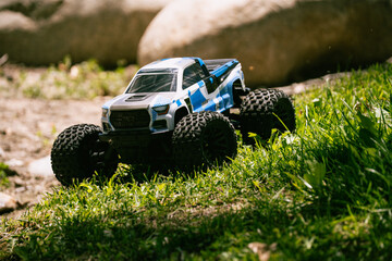 Remote control monster truck with large tires driving on grassy terrain © Tom Harwood