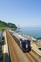 新潟県の観光列車である快速Shu*Kuraが青海川駅に停車する © Sou