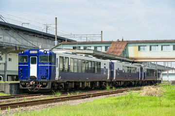 新潟県の観光列車である快速Shu*Kuraが十日町駅に停車する © Sou