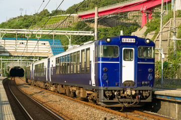 新潟県の観光列車である快速Shu*Kuraが青海川駅に停車する © Sou